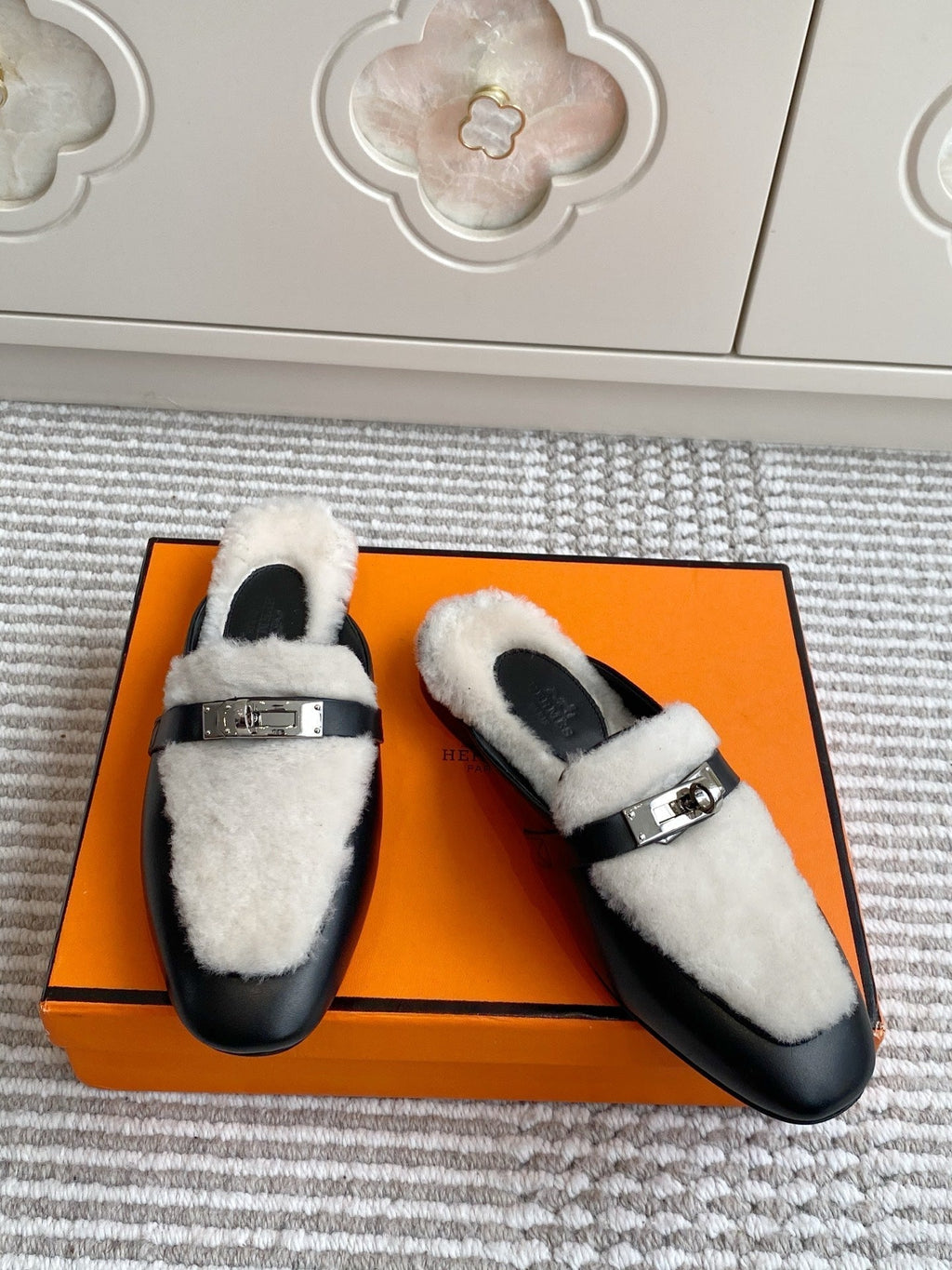 Hermes 25S Catena Mule in Beige Shearling and Black Lambskin with Silver Hardware