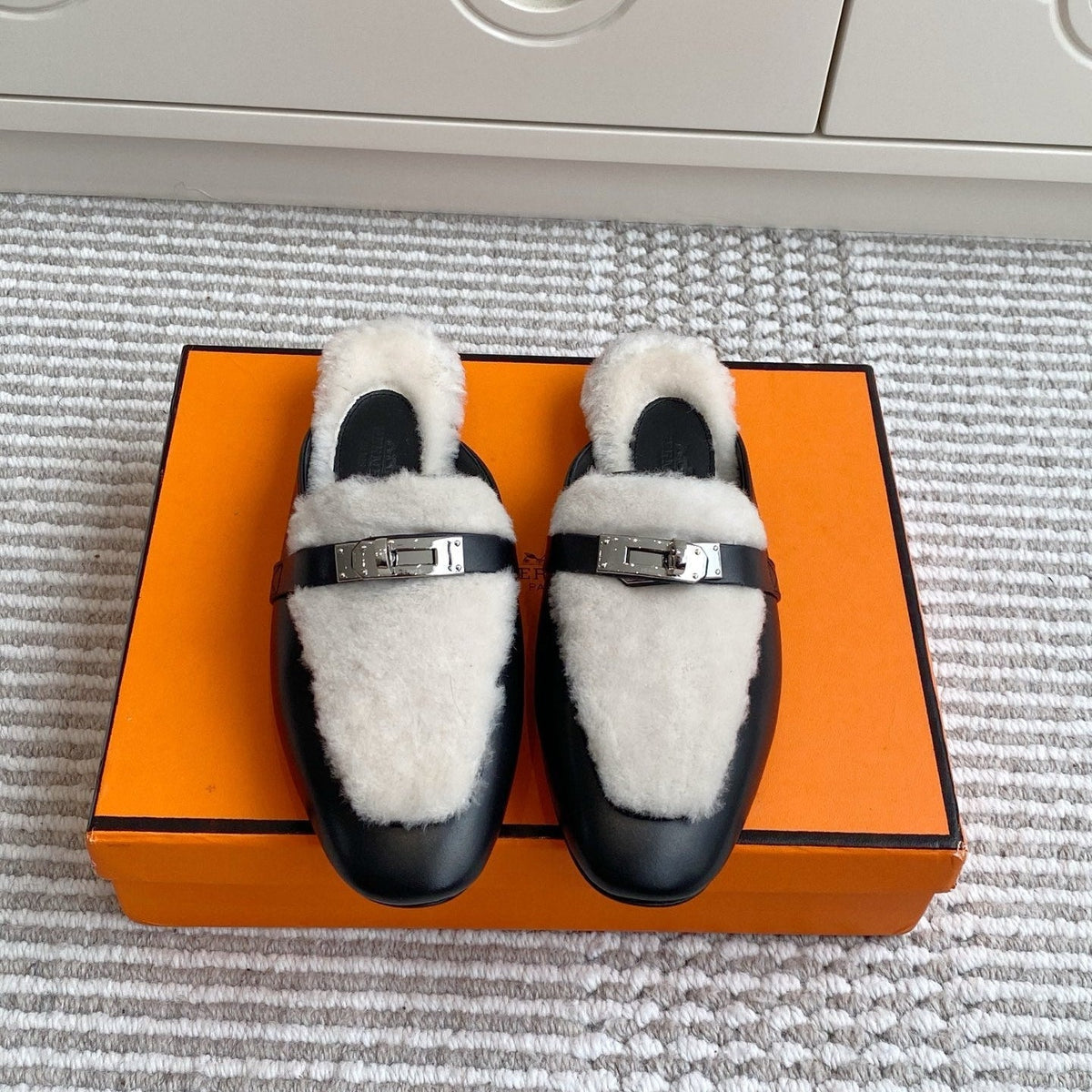 Hermes 25S Catena Mule in Beige Shearling and Black Lambskin with Silver Hardware