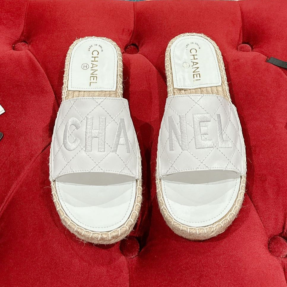 Chanel Flat Slippers in White Lambskin Mix Beige Woven